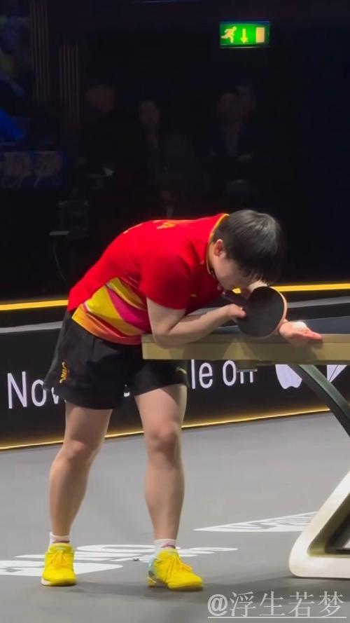 离谱！孙颖莎鹰眼挑战对手发球弧线超40度，长崎美柚自己都笑了